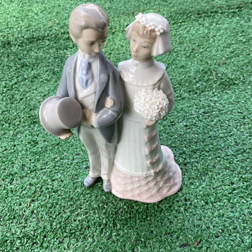 Lladró bride and groom figurine excellent condition